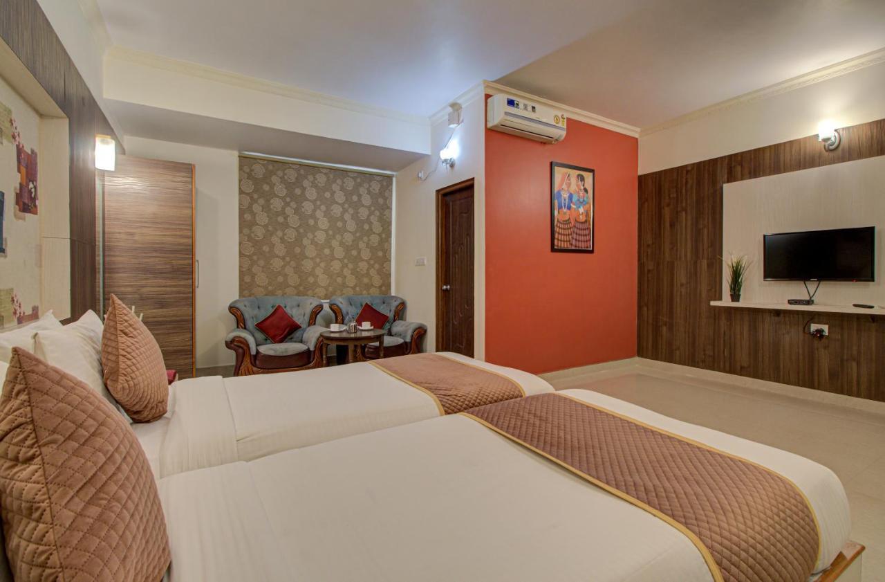 Hotel Royal Classio, Бангалор Экстерьер фото