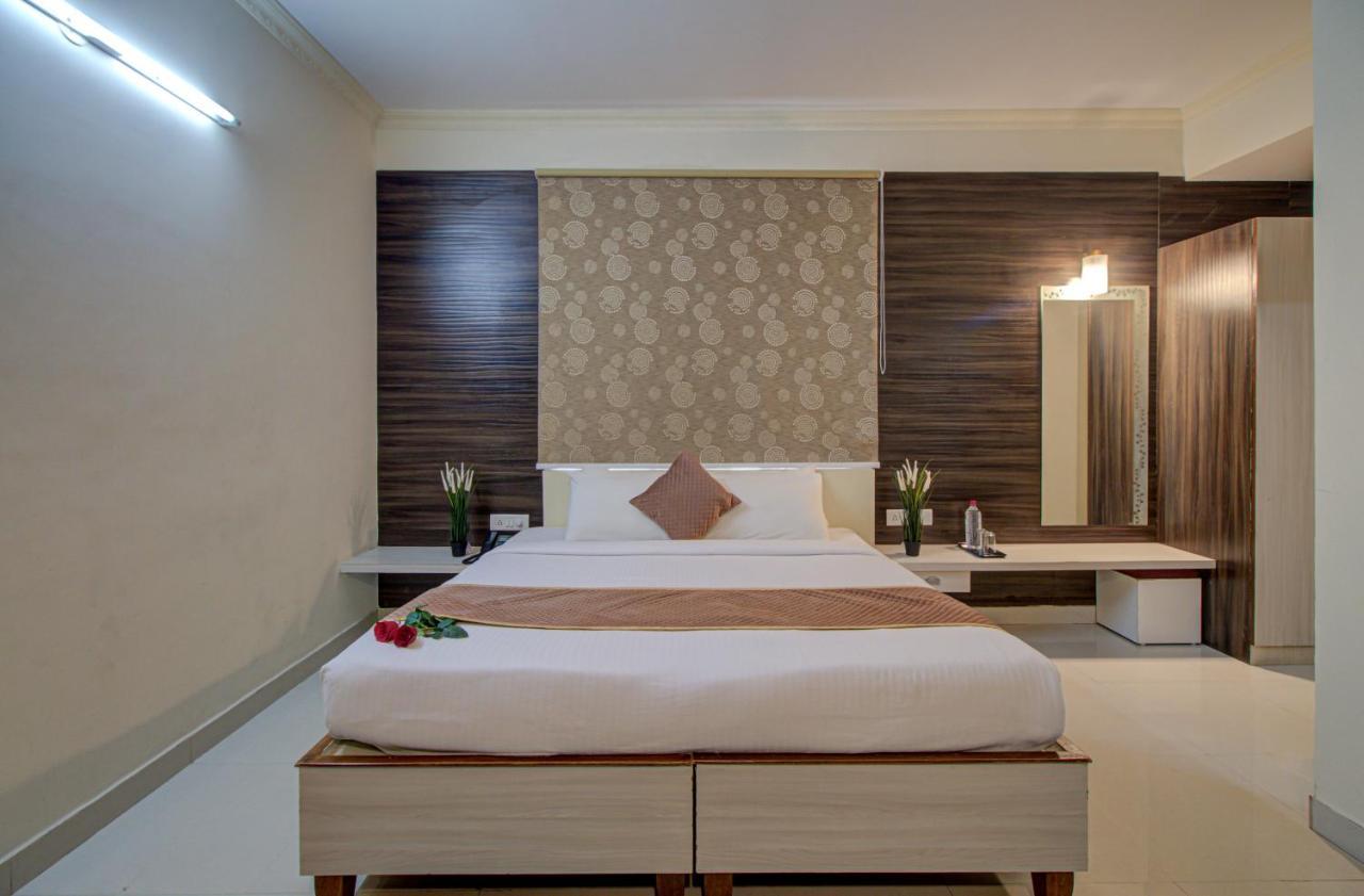 Hotel Royal Classio, Бангалор Экстерьер фото